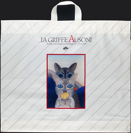 Plastik-Tragtasche der boutique "la griffe ausoni" in lausanne (schweiz) mit einem bild von drei übereinander positionierten Katzen, gemalt von Etienne Delessert