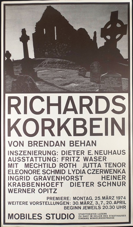Plakat zum Theaterstück "Richards Korkbein" von Brendan Behan gespiet vom Mobilen Studio des Stadttheater Luzern im März 1974. Die Malerin und Illustratorin Eleonore Schmid ist als Schauspielerin aufgeführt. Das platat zeigt im oberen drittel die schwarz-weiss-aufnahme eines friedhofs unten den text